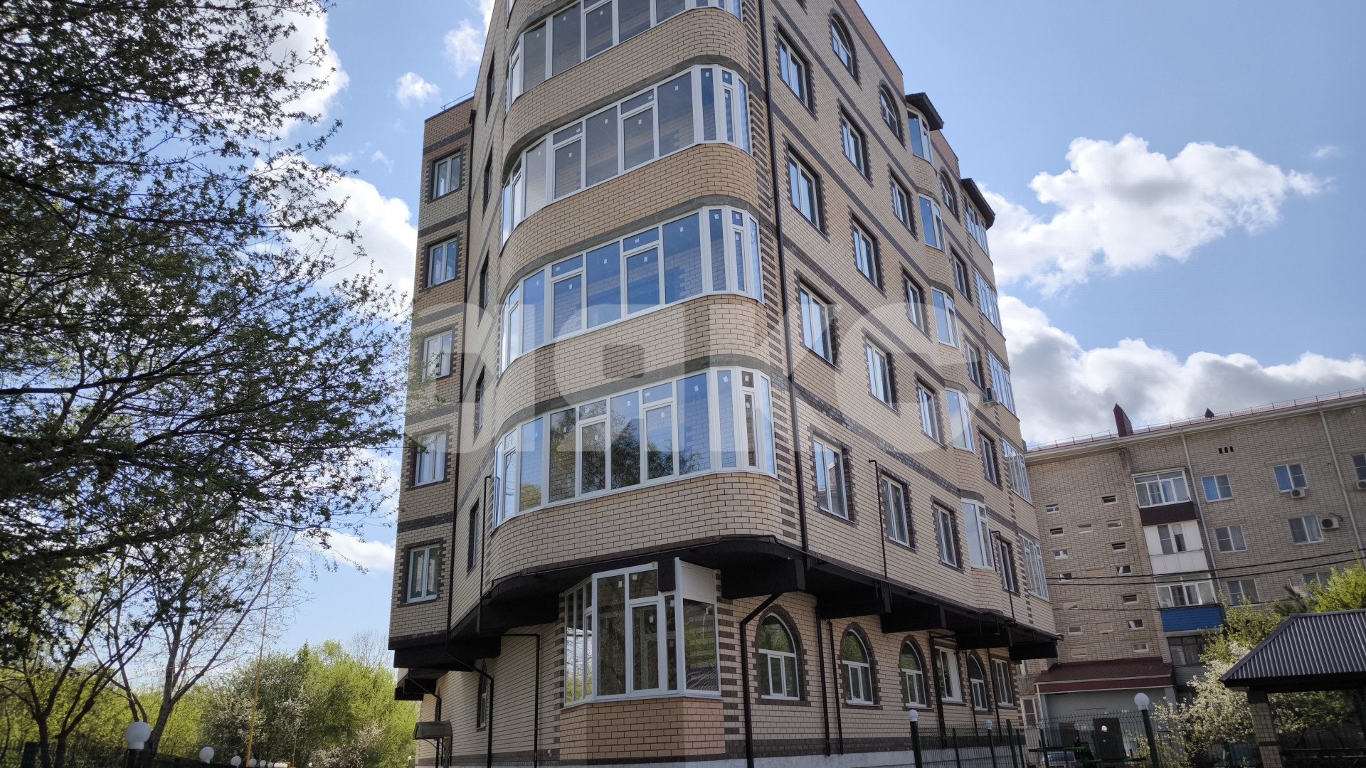 Фото №1: 2-комнатная квартира 65&nbsp;м², 1/6&nbsp;эт. - Горячий Ключ, мкр. Администрация, ул. Ленина, 199Б