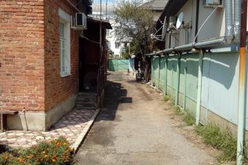 Фото №1: 2-комнатная квартира 45&nbsp;м², 1/1&nbsp;эт. - Краснодар, мкр. Центральный, ул. Фрунзе, 38