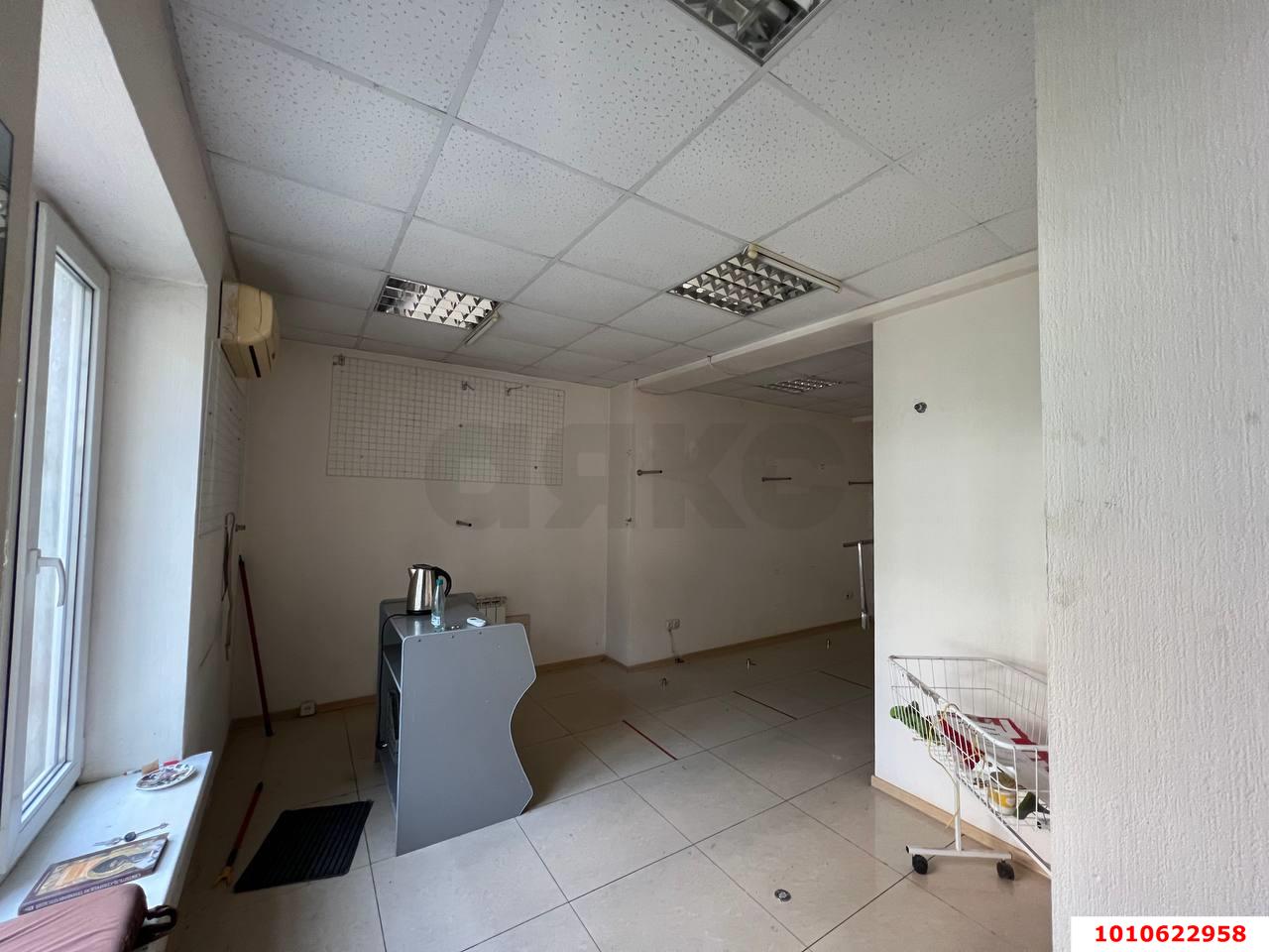 Фото №3: Торговое помещение 27&nbsp;м², 1/3&nbsp;эт. - Краснодар, Западный внутригородской округ, мкр. Центральный, ул. Октябрьская, 93
