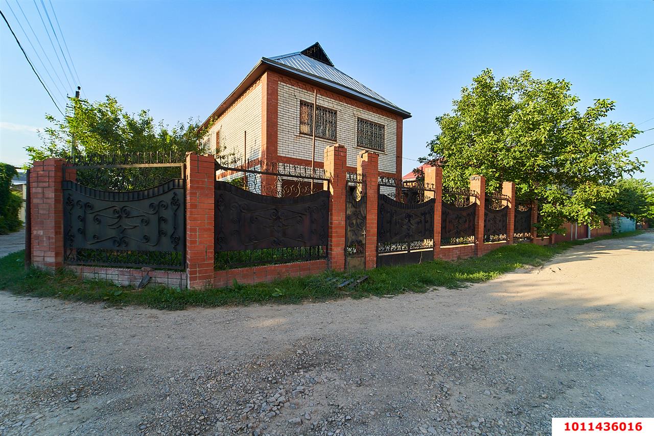 Фото №1: Дом 238&nbsp;м² + 4.14&nbsp;сот., 2&nbsp;эт. - Краснодар, Прикубанский внутригородской округ, Калинино, мкр. Завод Радиоизмерительных Приборов, ул. Корчагинцев, 7