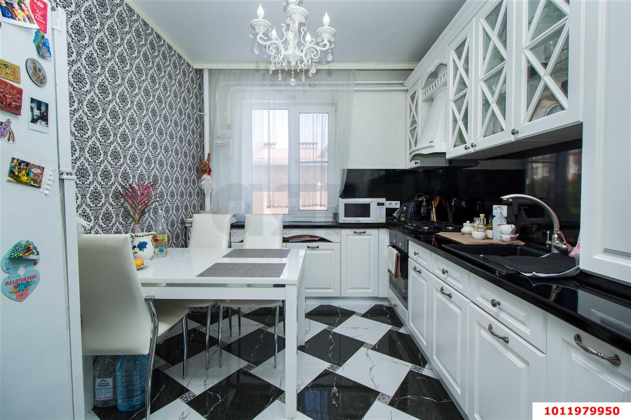 Фото №1: 2-комнатная квартира 70&nbsp;м², 3/3&nbsp;эт. - Краснодар, Центральный внутригородской округ, Покровка, мкр. Центральный, ул. Новокузнечная, 88