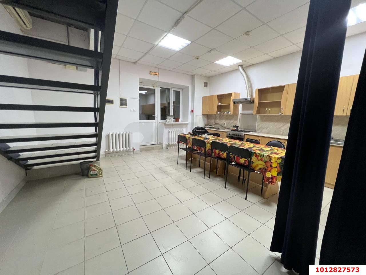 Фото №7: Офисное помещение 721&nbsp;м², 1/2&nbsp;эт. - Темрюк, ул. Парижской Коммуны, 38