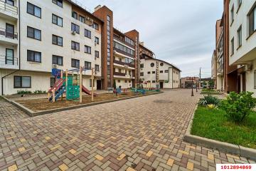 Фото №1: 2-комнатная квартира 65 м², 4/6 эт. - Краснодар, мкр. Сады Калинина, ул. Средняя, 81/4