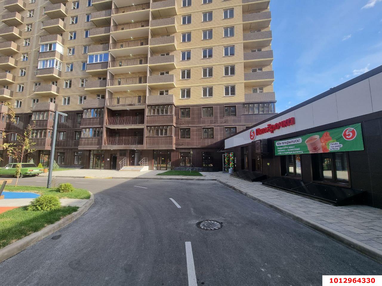 Фото №3: Торговое помещение 44&nbsp;м², 1/17&nbsp;эт. - Краснодар, Прикубанский внутригородской округ, мкр. жилой комплекс Ракурс, ул. имени Героя Ростовского, 8к4