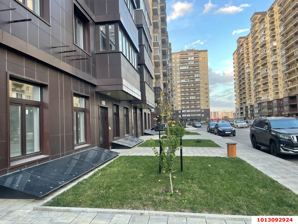 Фото №2: Торговое помещение 46&nbsp;м², 1/16&nbsp;эт. - Краснодар, Прикубанский внутригородской округ, мкр. жилой комплекс Ракурс, ул. имени Героя Ростовского, 8к3