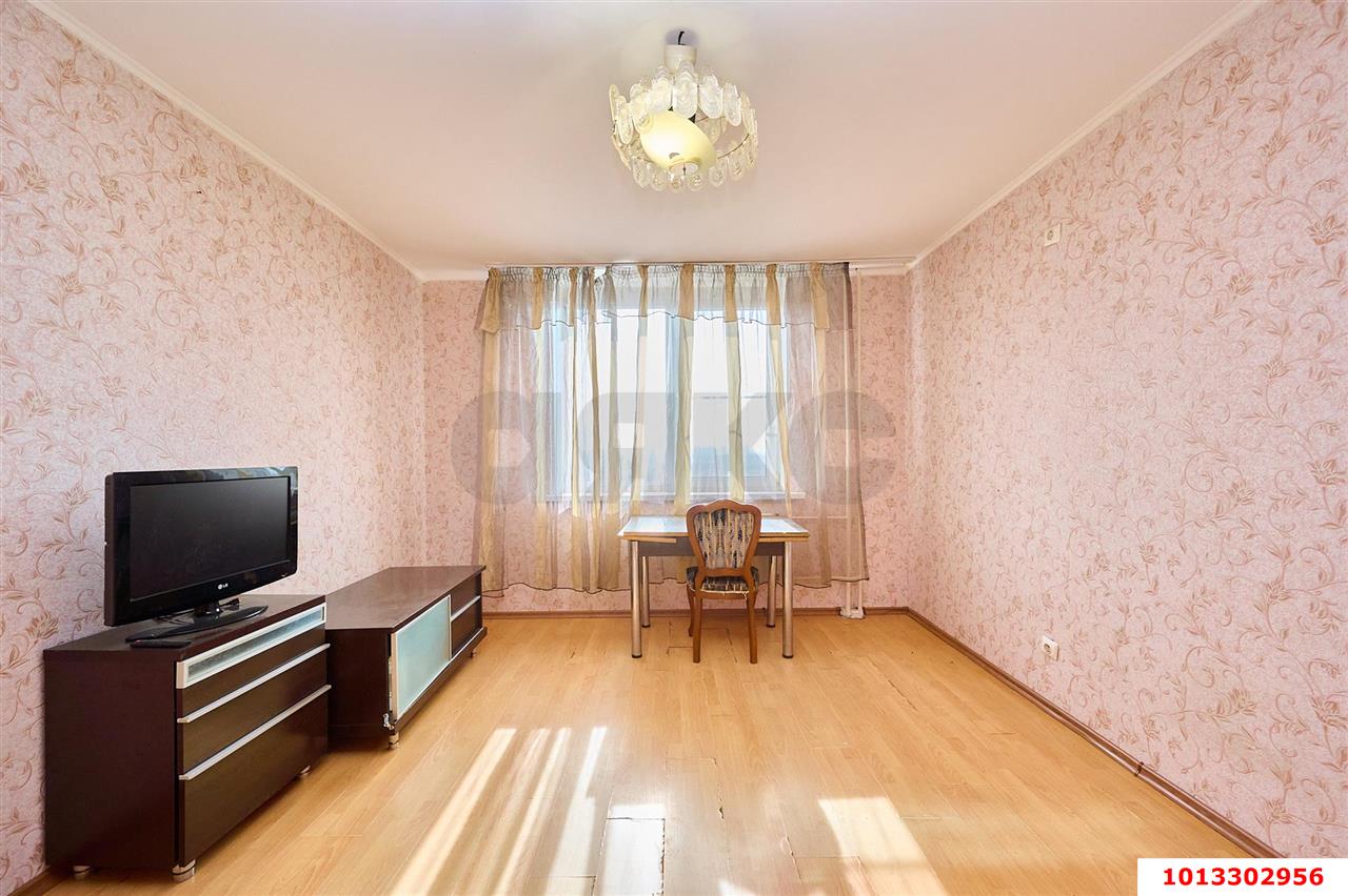 Фото №1: 2-комнатная квартира 55&nbsp;м², 14/16&nbsp;эт. - Краснодар, Западный внутригородской округ, Кожзавод, мкр. Военный городок № 1, ул. имени Калинина, 350/4