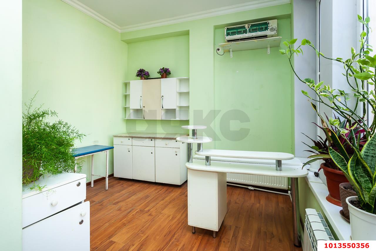 Фото №1: Торговое помещение 39&nbsp;м², 2/2&nbsp;эт. - Краснодар, Карасунский внутригородской округ, мкр. Комсомольский, ул. Уральская, 156
