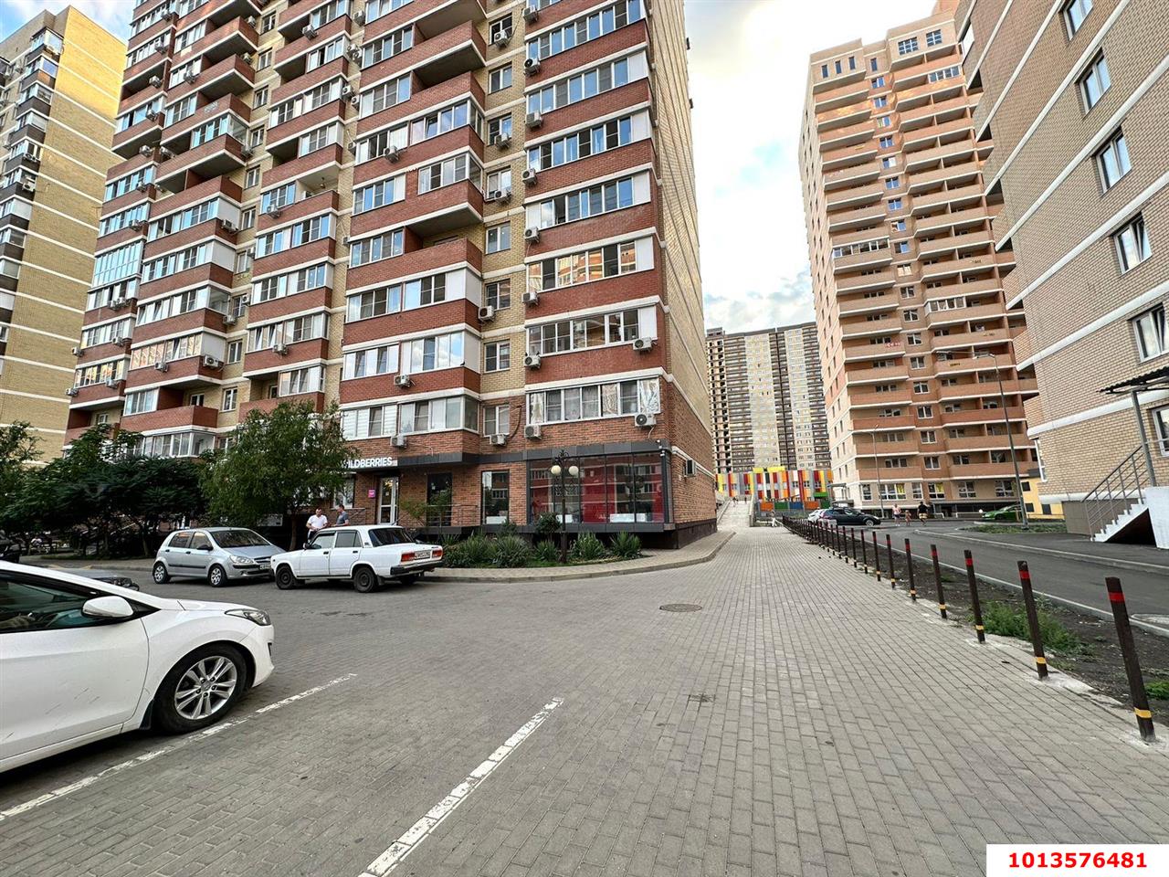 Фото №2: Торговое помещение 93&nbsp;м², 1/16&nbsp;эт. - Краснодар, Прикубанский внутригородской округ, имени Петра Метальникова, мкр. жилой комплекс Времена Года-2, ул. Евгении Жигуленко, 5к2