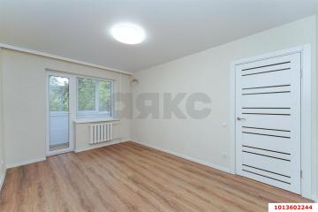 Фото №1: 2-комнатная квартира 43 м², 2/5 эт. - Краснодар, мкр. Центральный, ул. Суворова, 151
