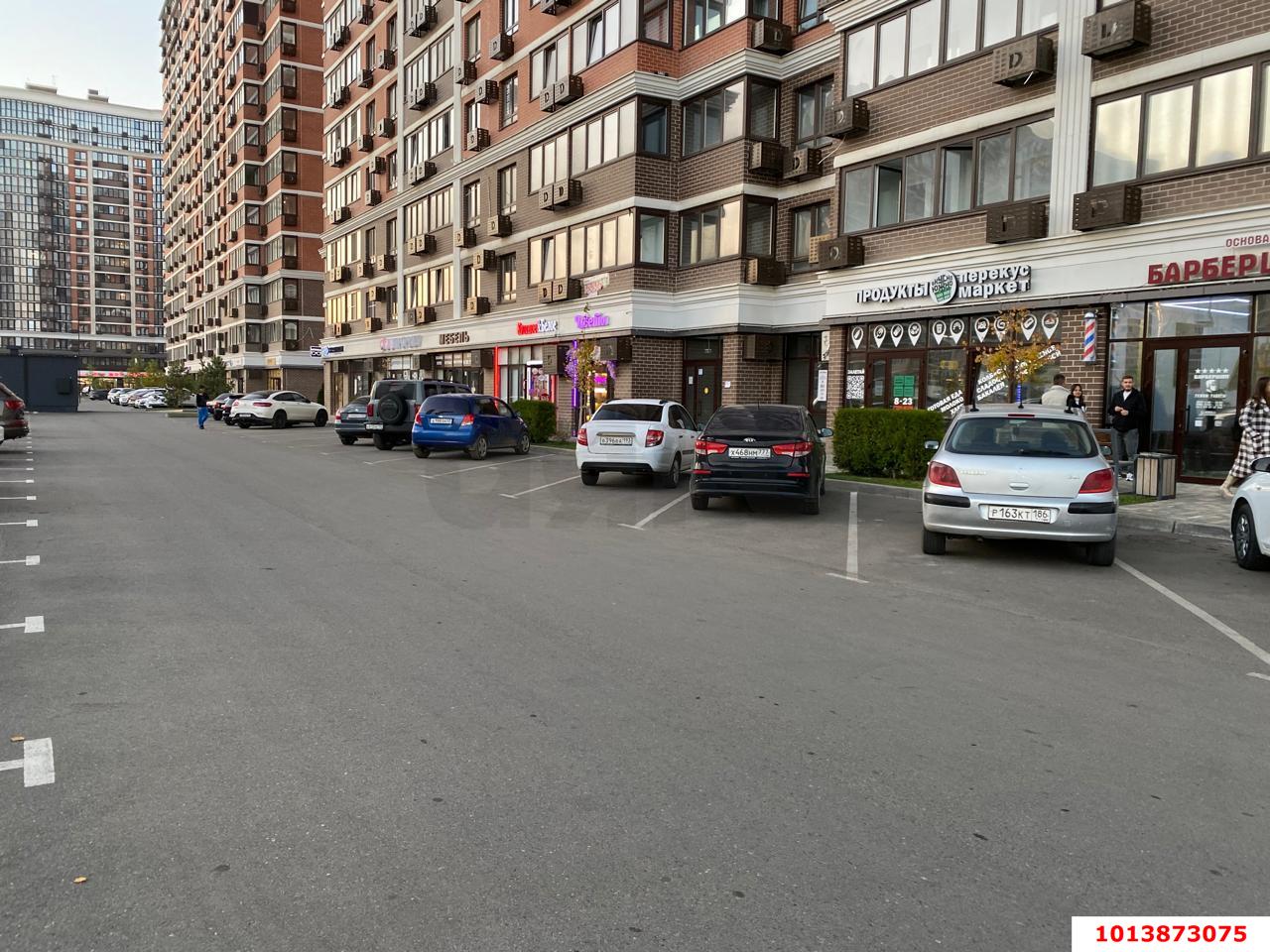 Фото №1: Торговое помещение 99&nbsp;м², 1/24&nbsp;эт. - Краснодар, Прикубанский внутригородской округ, мкр. жилой комплекс Самолёт-4, ул. Константина Гондаря, 103