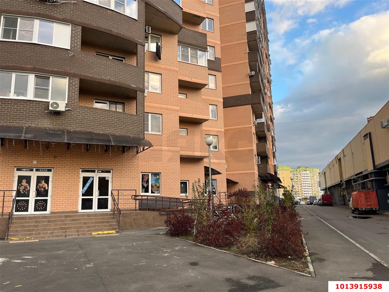Фото №3: Торговое помещение 167&nbsp;м², 1/16&nbsp;эт. - Краснодар, Карасунский внутригородской округ, Почтовый, мкр. жилой комплекс Авиатор, ул. имени Валерия Гассия, 2