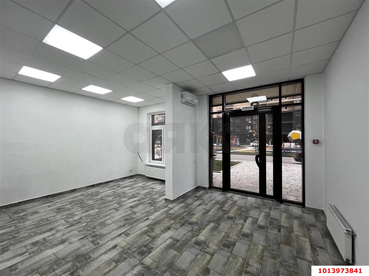 Фото №1: Торговое помещение 37&nbsp;м², 1/16&nbsp;эт. - Краснодар, Прикубанский внутригородской округ, мкр. жилой комплекс Ракурс, ул. имени Героя Ростовского, 8к2