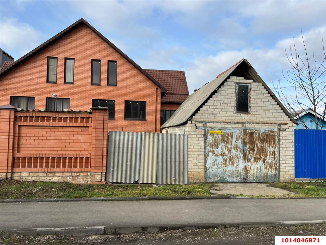 Фото №1: Дом 218&nbsp;м² + 4.52&nbsp;сот., 3&nbsp;эт. - Гулькевичи, ул. Шевченко, 32