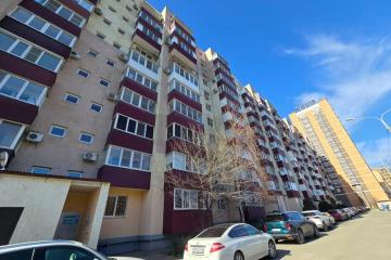 Фото №1: 2-комнатная квартира 58 м², 8/10 эт. - Краснодар, мкр. Краевая Клиническая Больница, ул. 1 Мая, 186
