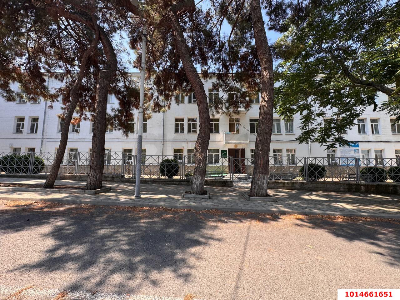 Фото №1: Отдельное здание 1176&nbsp;м², 1/3&nbsp;эт. - Анапа, ул. Ленина, 2
