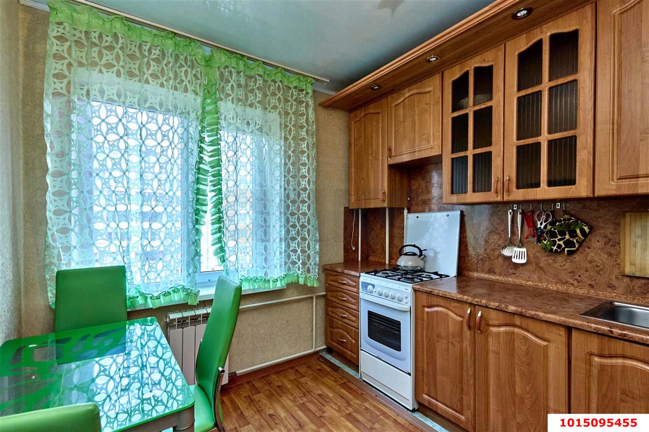 Фото №1: 3-комнатная квартира 70&nbsp;м², 7/10&nbsp;эт. - Краснодар, Западный внутригородской округ, мкр. Юбилейный, пр-кт Чекистов, 23