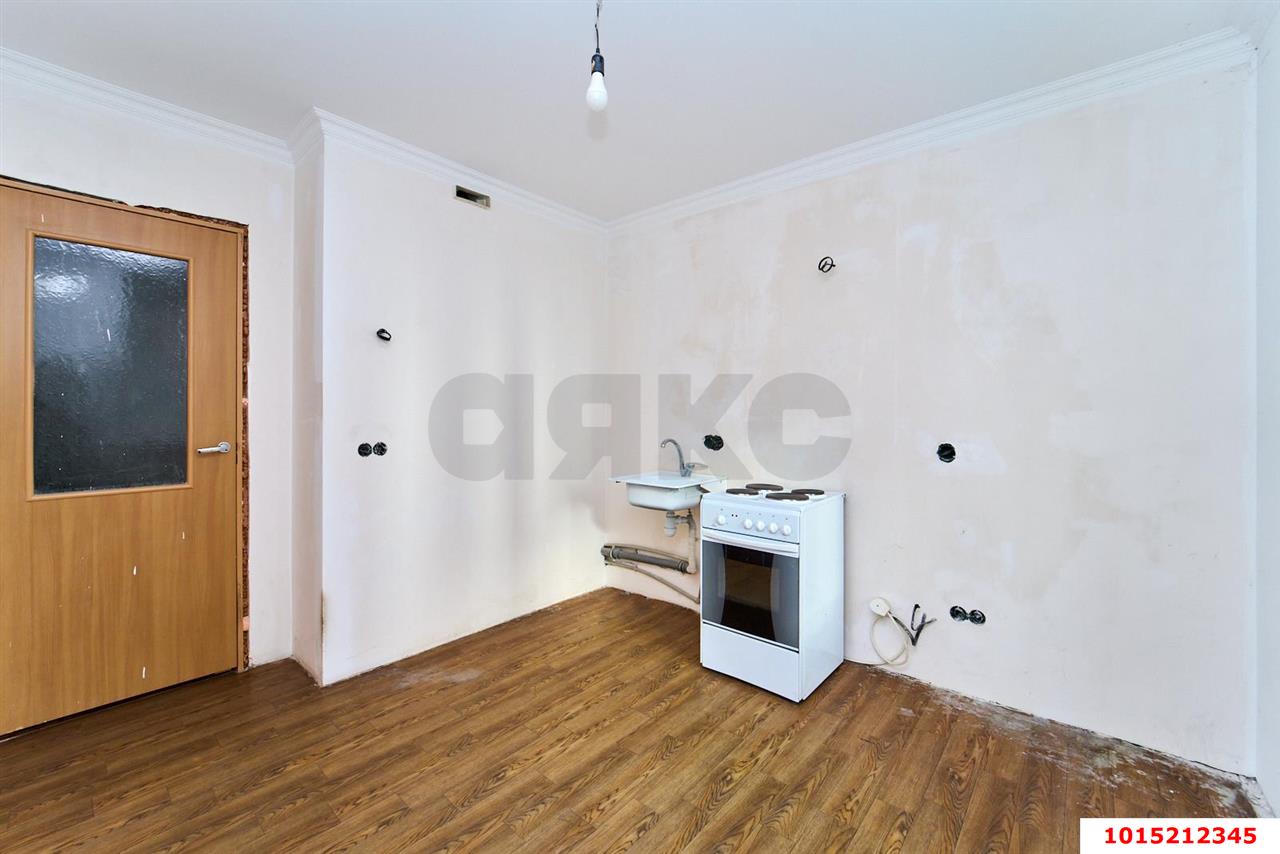 Фото №7: 2-комнатная квартира 63&nbsp;м², 3/16&nbsp;эт. - Краснодар, Западный внутригородской округ, Кожзавод, мкр. Военный городок № 1, ул. имени Калинина, 350/5