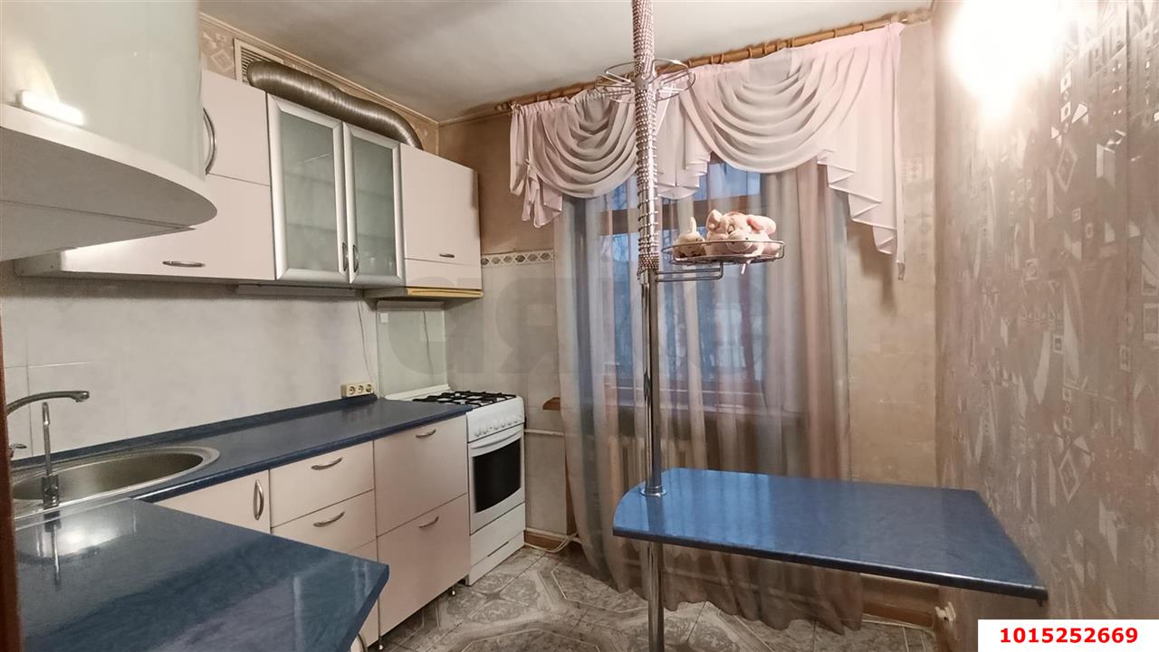 Фото №1: 3-комнатная квартира 60&nbsp;м², 5/5&nbsp;эт. - Краснодар, Центральный внутригородской округ, мкр. Завод Измерительных Приборов, ул. Курчатова, 4