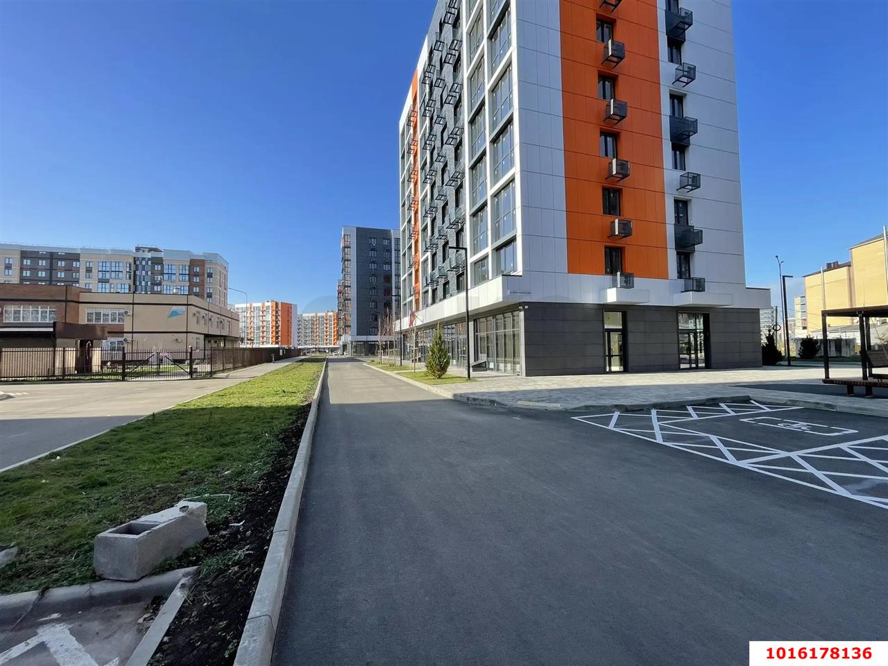 Фото №2: Торговое помещение 63&nbsp;м², 1/9&nbsp;эт. - Краснодар, Прикубанский внутригородской округ, мкр. жилой комплекс Друзья, ул. имени Генерала Брусилова, 28к2