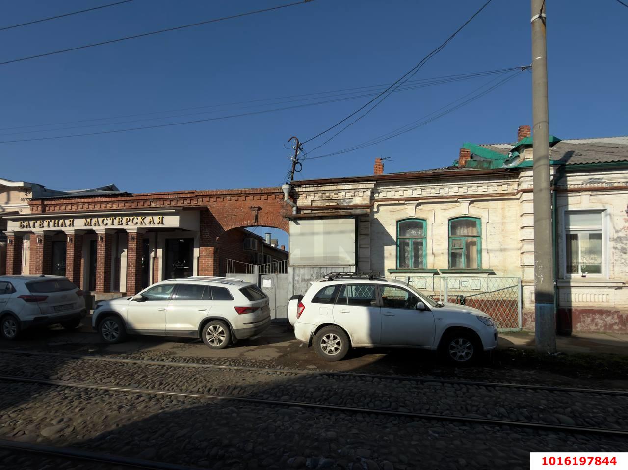 Фото №1: 2-комнатная квартира 46&nbsp;м², 1/1&nbsp;эт. - Краснодар, Центральный внутригородской округ, мкр. Центральный, ул. имени Максима Горького, 137