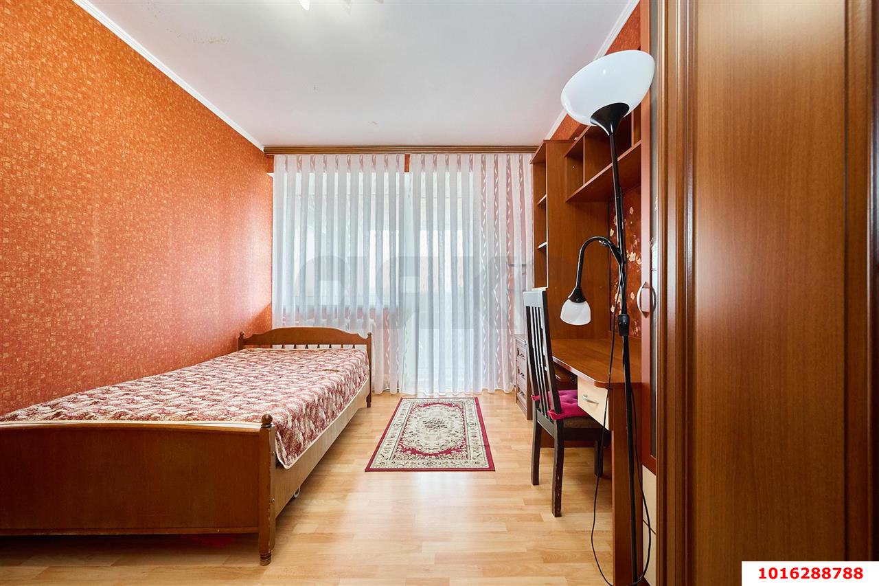 Фото №10: 3-комнатная квартира 90&nbsp;м², 4/15&nbsp;эт. - Краснодар, Западный внутригородской округ, мкр. Юбилейный, пр-кт Чекистов, 42