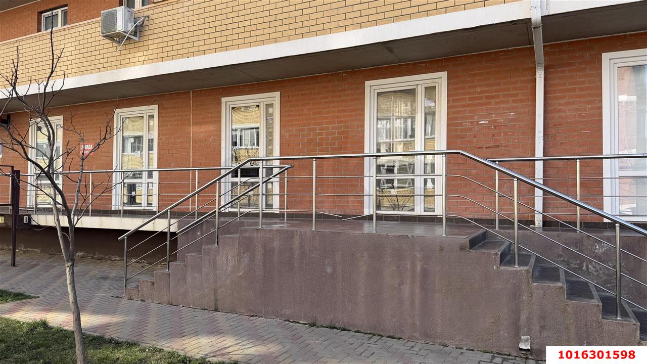 Фото №1: Торговое помещение 74&nbsp;м², 1/6&nbsp;эт. - Новая Адыгея, мкр. ЖК Виноград 2, ул. Бжегокайская, 25/1к12