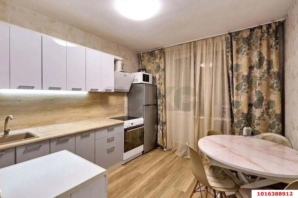 Фото №2: 2-комнатная квартира 56&nbsp;м², 13/16&nbsp;эт. - Краснодар, Западный внутригородской округ, Кожзавод, мкр. Военный городок № 1, ул. имени Калинина, 350/4