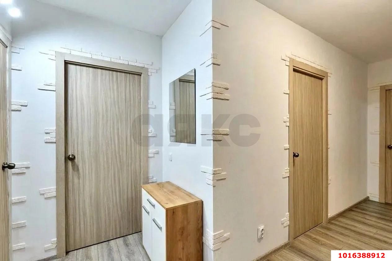 Фото №6: 2-комнатная квартира 56&nbsp;м², 13/16&nbsp;эт. - Краснодар, Западный внутригородской округ, Кожзавод, мкр. Военный городок № 1, ул. имени Калинина, 350/4