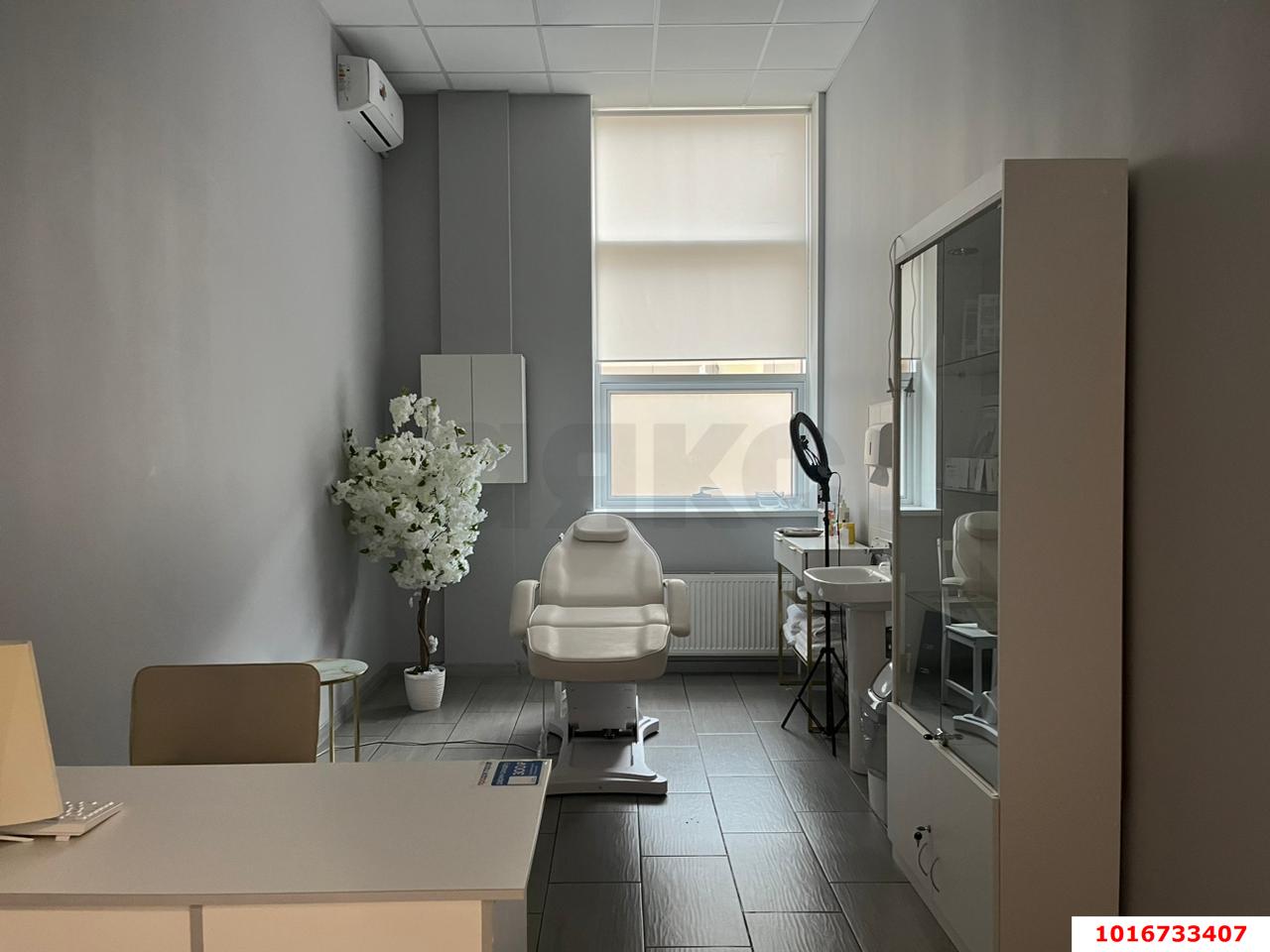 Фото №6: Торговое помещение 330&nbsp;м², 1/3&nbsp;эт. - Краснодар, Центральный внутригородской округ, мкр. Центральный, ул. Коммунаров, 258