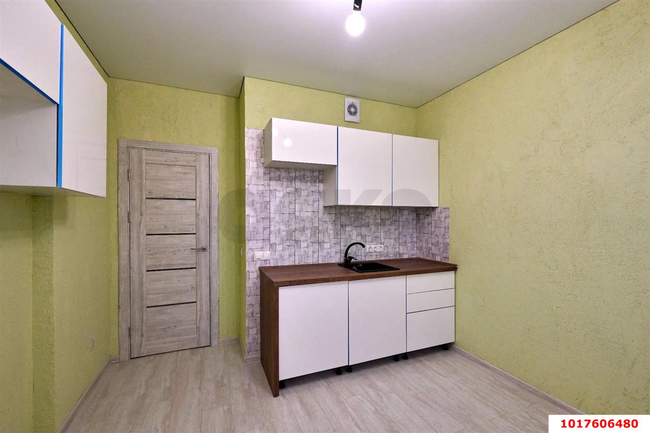 Фото №1: 1-комнатная квартира 42&nbsp;м², 8/8&nbsp;эт. - Краснодар, Прикубанский внутригородской округ, Славянский, мкр. Светлоград, ул. Красных Партизан, 1/4к9