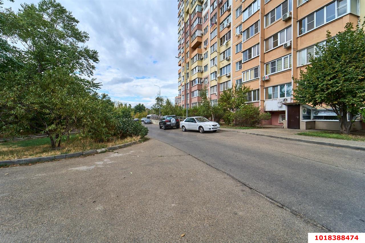 Фото №1: Торговое помещение 39&nbsp;м², 16&nbsp;эт. - Краснодар, Центральный внутригородской округ, жилой комплекс имени Чехова, мкр. Дубинка, ул. имени Чехова, 4
