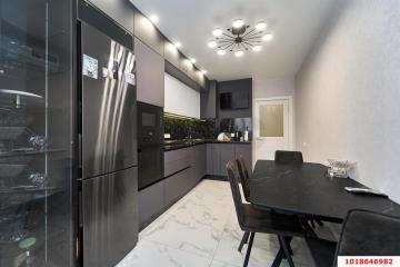Фото №1: 3-комнатная квартира 60 м², 4/17 эт. - Краснодар, мкр. ЖК Времена Года 3, ул. Цезаря Куникова, 24к1