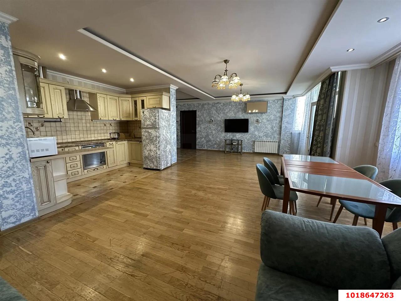 Фото №1: 2-комнатная квартира 108&nbsp;м², 3/10&nbsp;эт. - Краснодар, Прикубанский внутригородской округ, Солнечный, мкр. Фестивальный, ул. Архитектора Ишунина, 2