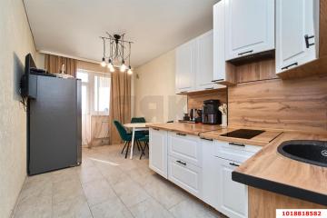 Фото №1: 1-комнатная квартира 41 м², 10/10 эт. - Краснодар, мкр. Музыкальный, ул. имени Сергея Есенина, 127/2