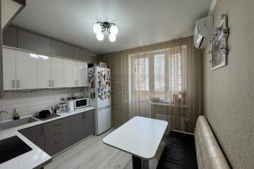 Фото №1: 2-комнатная квартира 48 м², 12/17 эт. - Краснодар, мкр. ЖК Времена Года 3, ул. Цезаря Куникова, 24к2