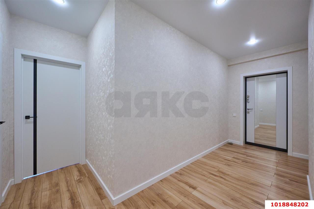 Фото №5: 2-комнатная квартира 80&nbsp;м², 13/16&nbsp;эт. - Краснодар, Западный внутригородской округ, мкр. Юбилейный, пр-кт Чекистов, 42