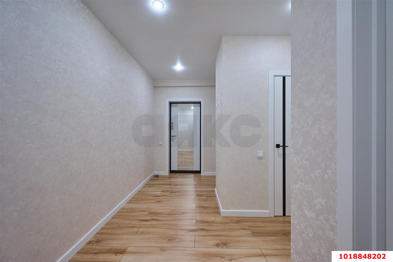 Фото №6: 2-комнатная квартира 80&nbsp;м², 13/16&nbsp;эт. - Краснодар, Западный внутригородской округ, мкр. Юбилейный, пр-кт Чекистов, 42