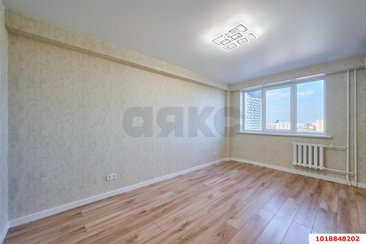 Фото №4: 2-комнатная квартира 80&nbsp;м², 13/16&nbsp;эт. - Краснодар, Западный внутригородской округ, мкр. Юбилейный, пр-кт Чекистов, 42