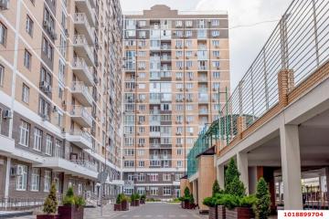 Фото №1: 1-комнатная квартира 37 м², 7/17 эт. - Краснодар, мкр. Центральный, ул. Коммунаров, 270