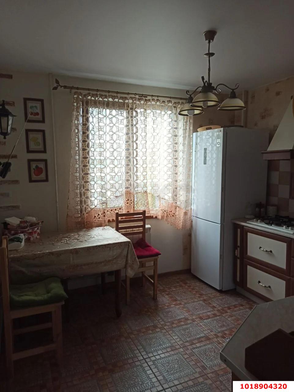 Фото №6: 3-комнатная квартира 71&nbsp;м², 4/10&nbsp;эт. - Краснодар, Западный внутригородской округ, мкр. Юбилейный, пр-кт Чекистов, 31