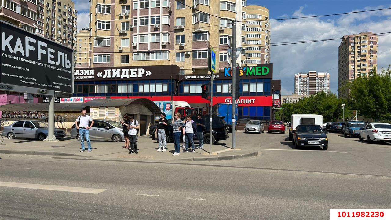 Фото №1: Торговое помещение 229&nbsp;м², 1/2&nbsp;эт. - Краснодар, Прикубанский внутригородской округ, 40 лет Победы, мкр. жилой комплекс Симфония, ул. Российская, 72/1к1