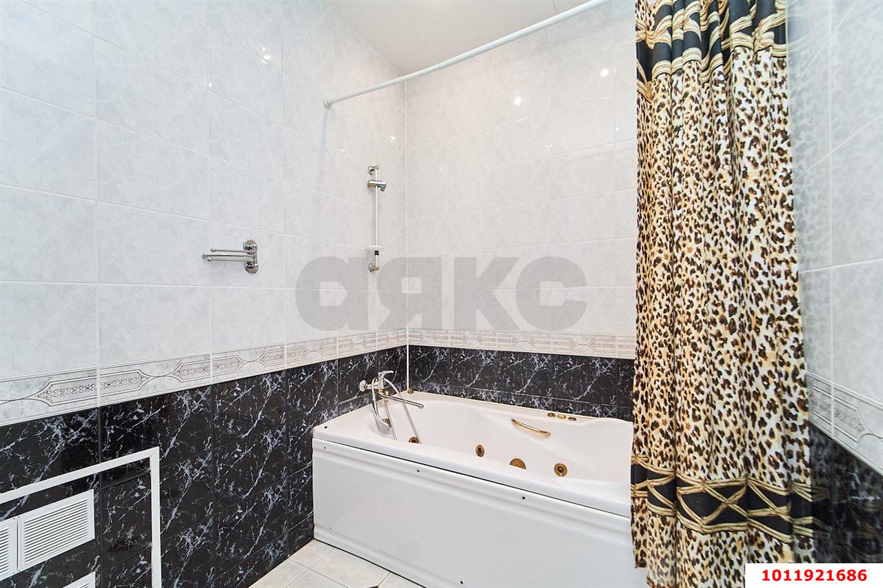 Фото №14: 4-комнатная квартира 150&nbsp;м², 2/3&nbsp;эт. - Краснодар, Западный внутригородской округ, мкр. Центральный, ул. Фрунзе, 64
