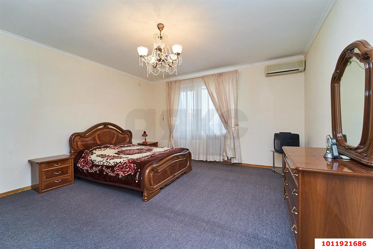 Фото №6: 4-комнатная квартира 150&nbsp;м², 2/3&nbsp;эт. - Краснодар, Западный внутригородской округ, мкр. Центральный, ул. Фрунзе, 64