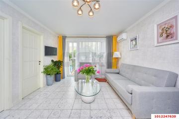Фото №1: 3-комнатная квартира 60 м², 3/9 эт. - Краснодар, мкр. Центральный, ул. Мира, 37