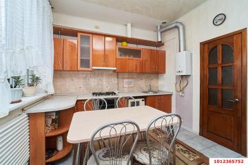 Фото №1: 2-комнатная квартира 45 м², 2/2 эт. - Краснодар, мкр. Центральный, ул. Коммунаров, 74