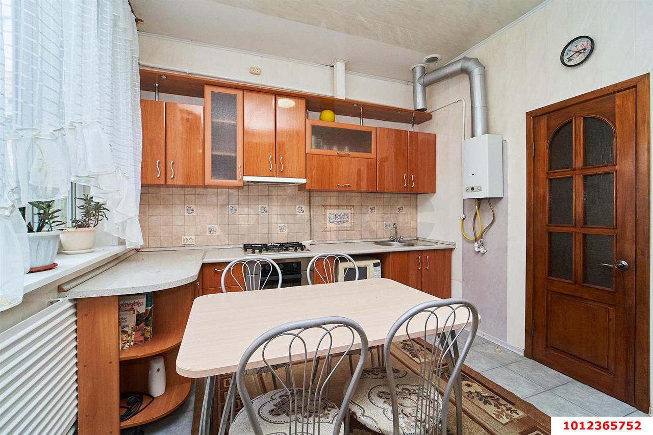 Фото №1: 2-комнатная квартира 45&nbsp;м², 2/2&nbsp;эт. - Краснодар, Центральный внутригородской округ, мкр. Центральный, ул. Коммунаров, 74