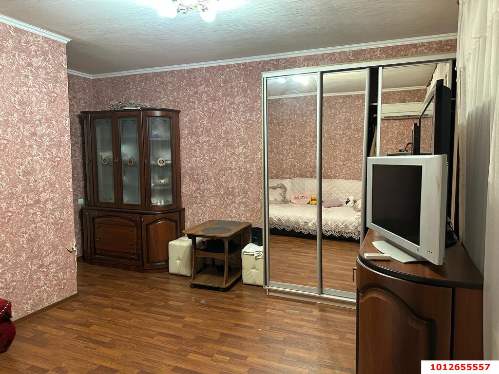 Фото №1: 1-комнатная квартира 41&nbsp;м², 3/3&nbsp;эт. - Краснодар, Центральный внутригородской округ, Покровка, мкр. Центральный, ул. Ломоносова, 14