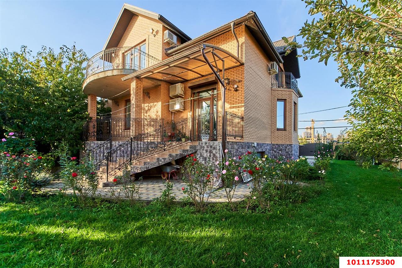 Фото №1: Дом 451&nbsp;м² + 10&nbsp;сот., 3&nbsp;эт. - Краснодар, Прикубанский внутригородской округ, мкр. 2-я Площадка, ул. Генерала Мищенко, 30/2
