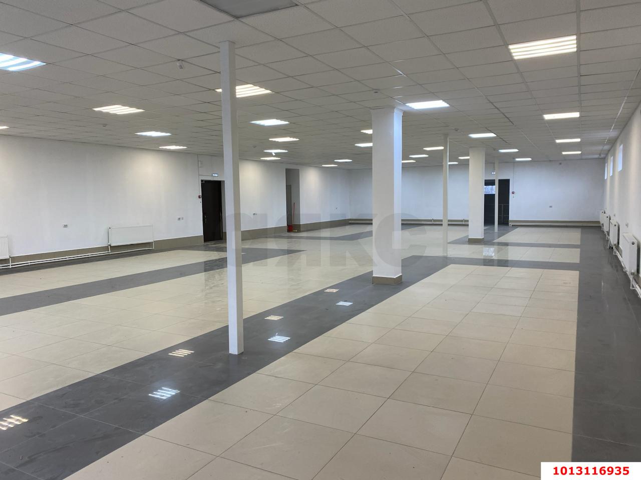 Фото №1: Торговое помещение 652&nbsp;м², 1/2&nbsp;эт. - Варениковская, ул. Красная, 40