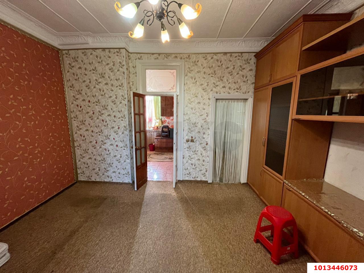 Фото №1: 3-комнатная квартира 59&nbsp;м², 3/3&nbsp;эт. - Краснодар, Центральный внутригородской округ, Покровка, мкр. Центральный, ул. Щорса, 5